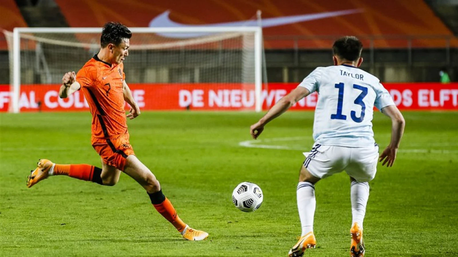 VIDEO | Steven Berghuis scoort prachtig doelpunt op training Oranje