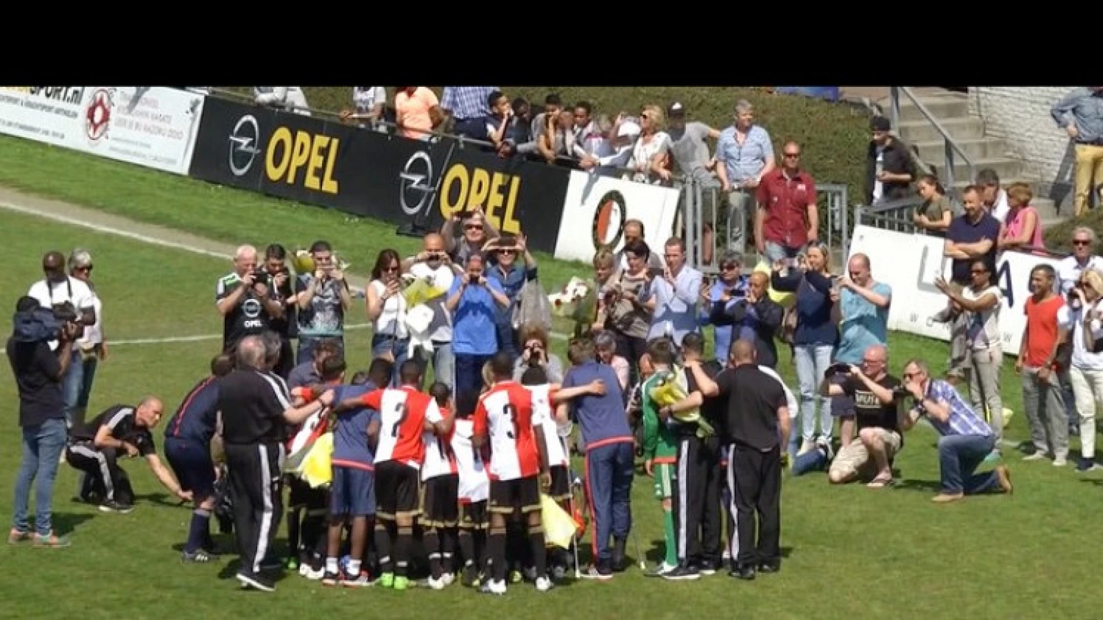 VIDEO | Feyenoord O-15 viert kampioenschap