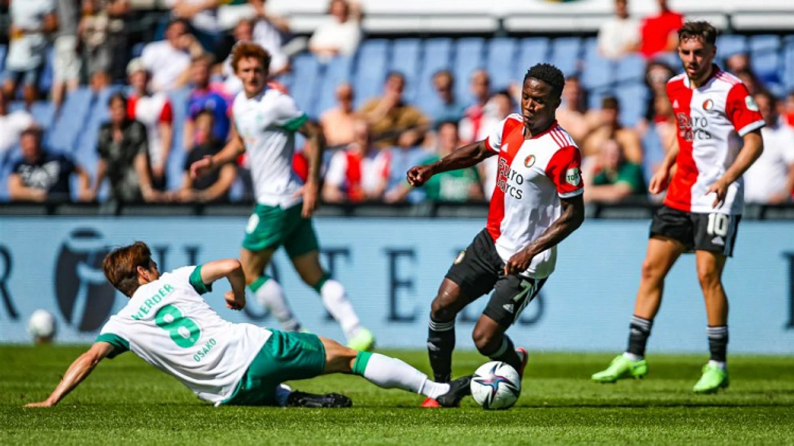 Luis Sinisterra loopt blessure op in oefenwedstrijd tegen Werder Bremen