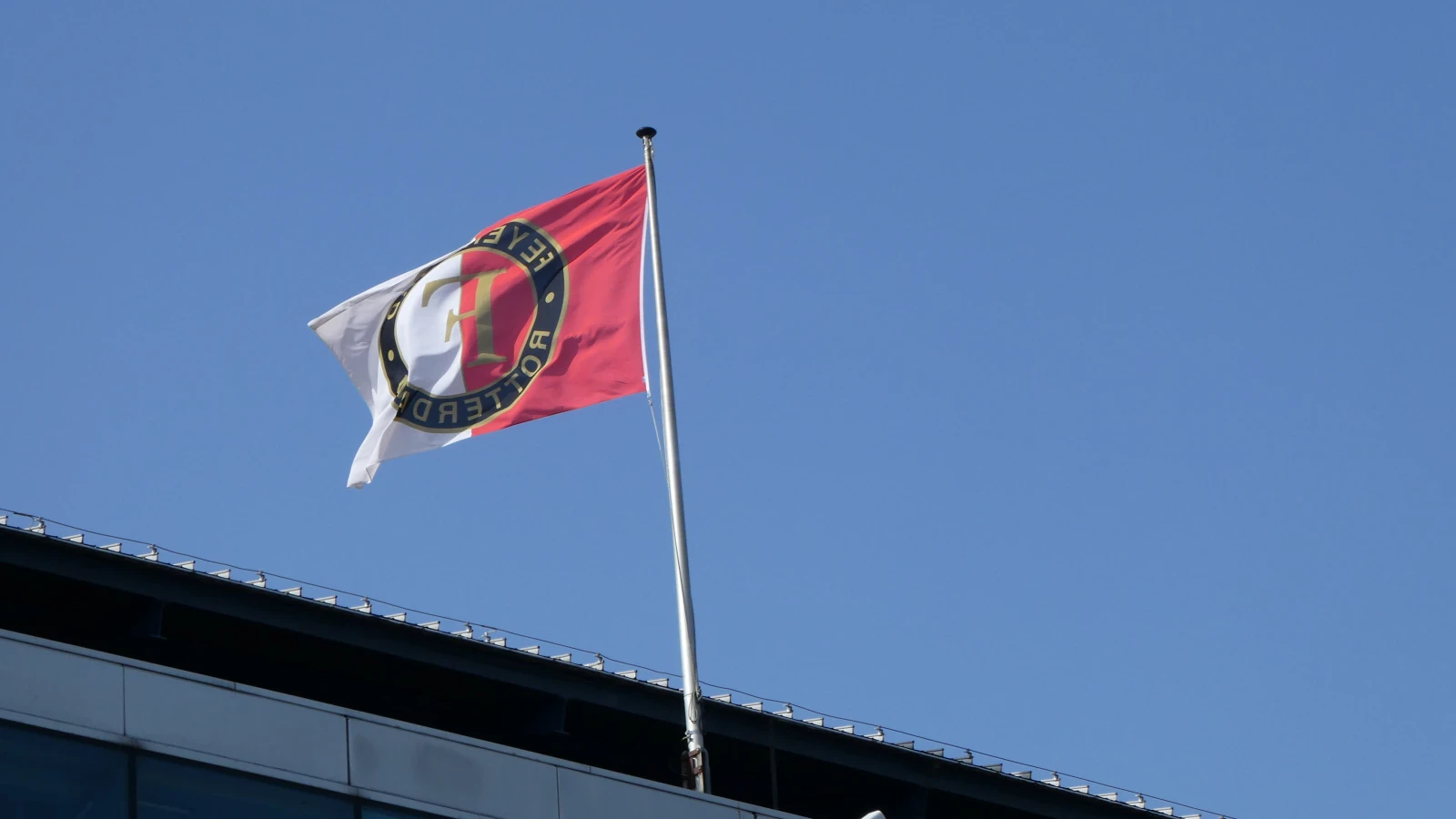 'Feyenoord Vrouwen krijgen volgend seizoen mogelijk andere hoofdsponsor dan mannen'