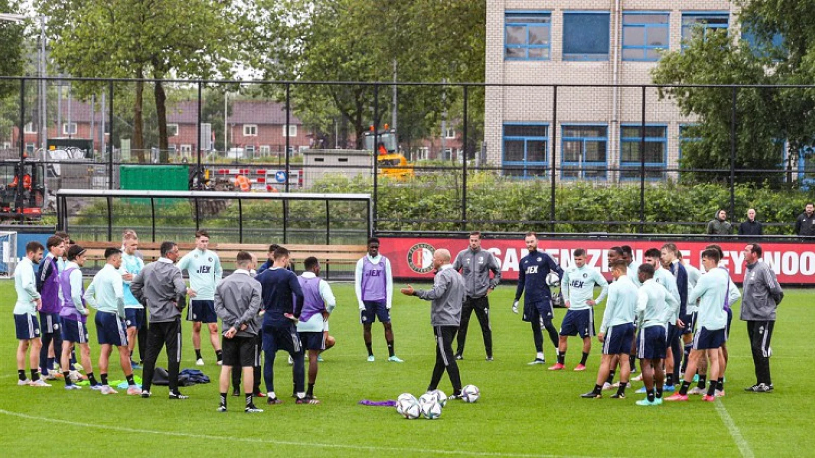 VIDEO | Maximaal aantal toeschouwers zien nieuweling Trauner voor het eerst op trainingsveld