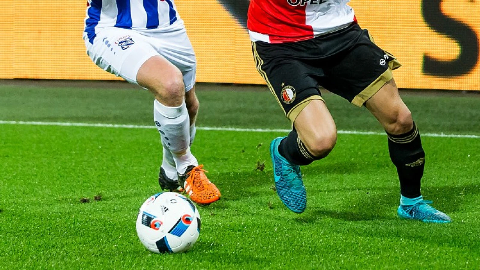 VIDEO | Groundman Beltman ontvangt schaal voor beste veld van de Eredivisie