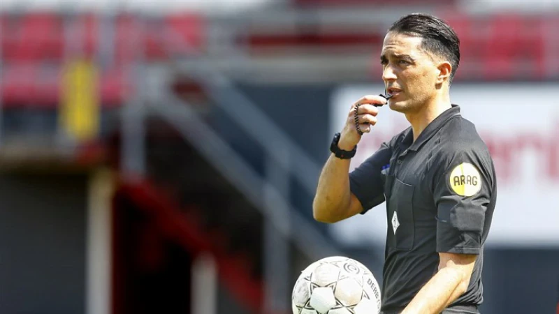 Serdar Gözübüyük scheidsrechter tijdens competitiewedstrijd tussen Feyenoord en Willem II