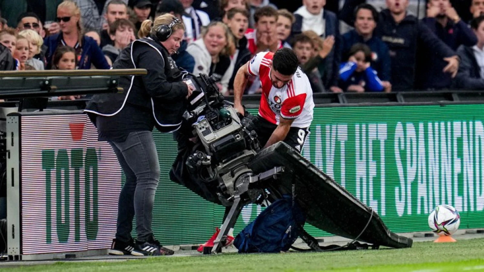 VIDEO | Camera van cameravrouw valt, Jahanbakhsh en Pedersen schieten te hulp