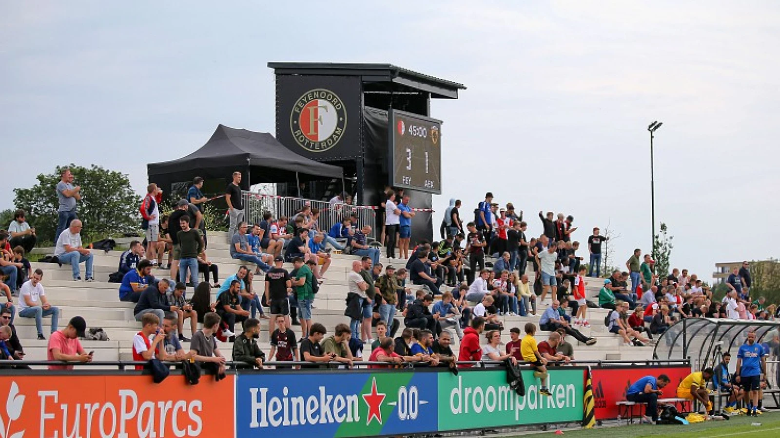 Feyenoord gesteund bij laatste training voor Europese uitwedstrijd