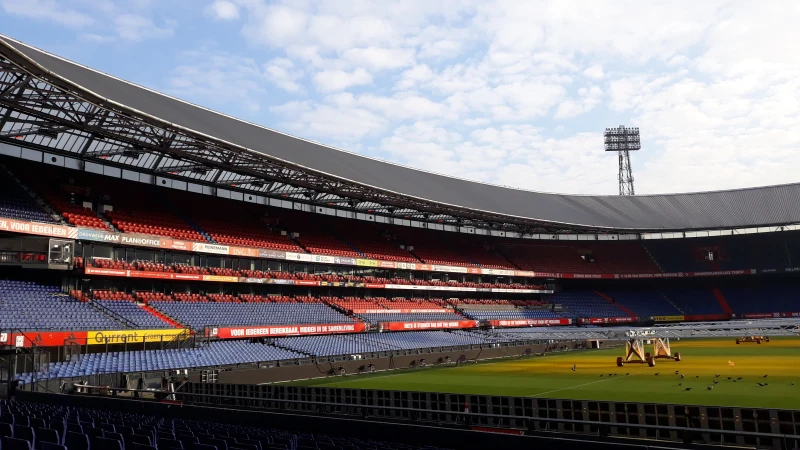 FOTO'S | Feyenoord ontvangt schaal voor beste veld in de Eredivisie
