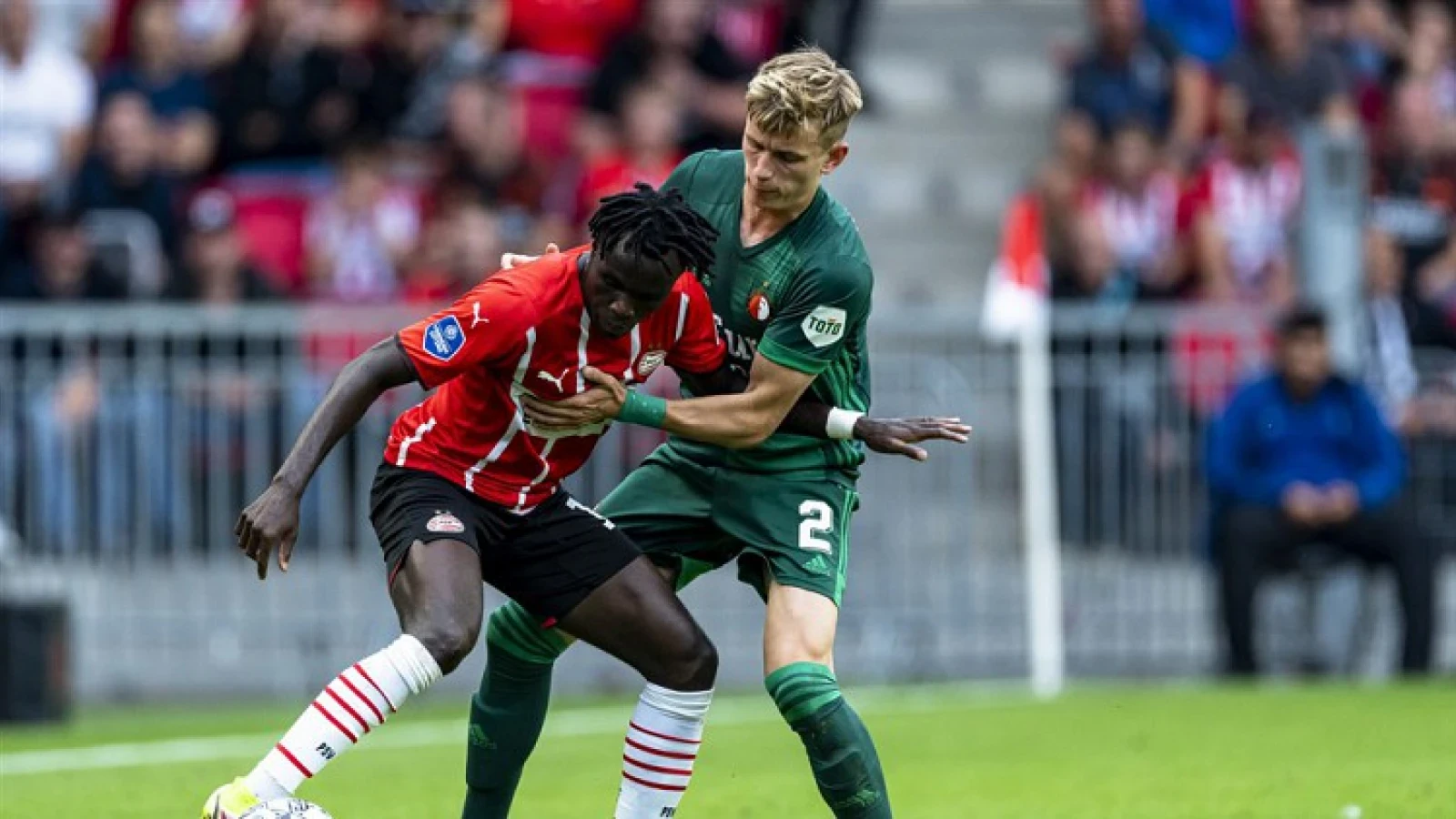 Marcus Holmgren Pedersen geblesseerd van het veld in wedstrijd tegen PSV