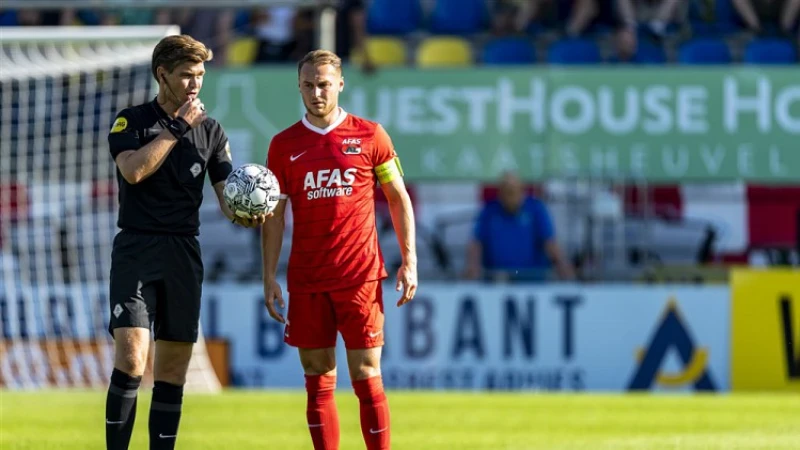 Joey Kooij scheidsrechter tijdens wedstrijd tussen Feyenoord en NEC