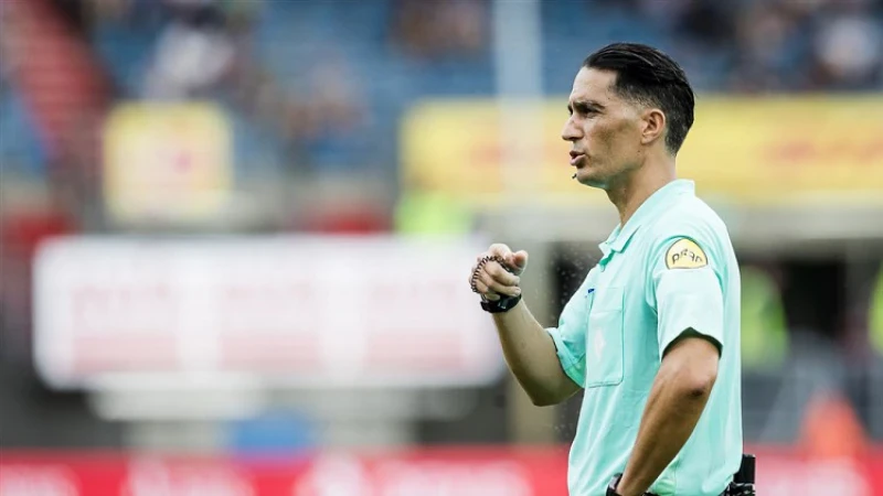 Serdar Gözübüyük scheidsrechter tijdens wedstrijd tussen Vitesse en Feyenoord