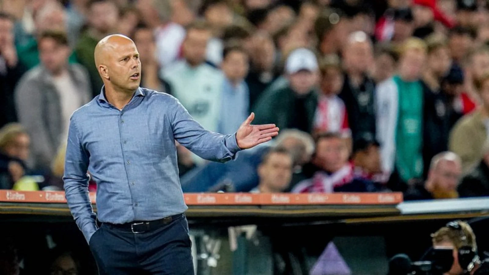 OPSTELLING | Arne Slot voert één wijziging door ten opzichte van wedstrijd tegen NEC