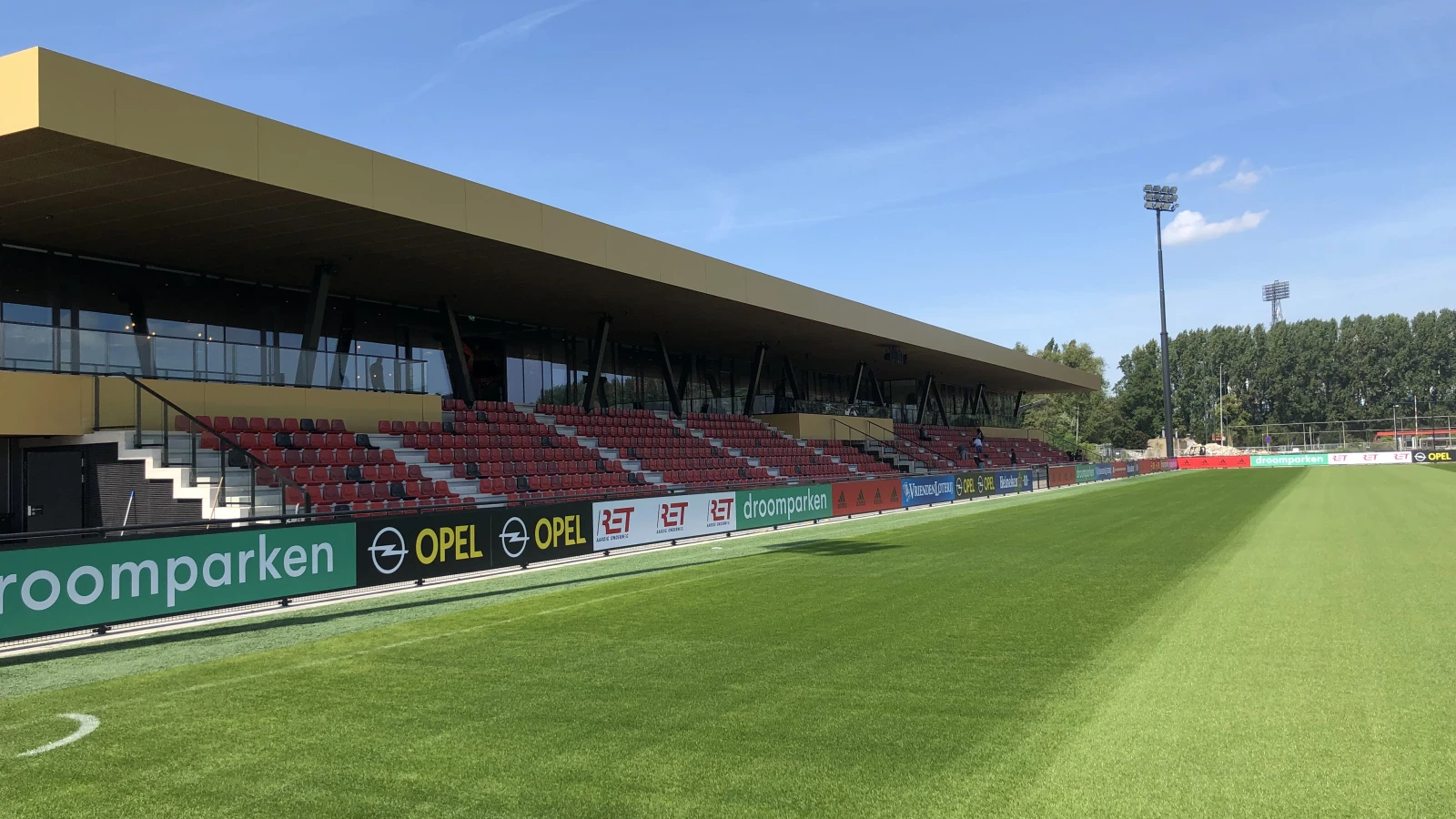 Feyenoord Vrouwen 1 heeft met Van Donge & De Roo Official Training Partner gevonden