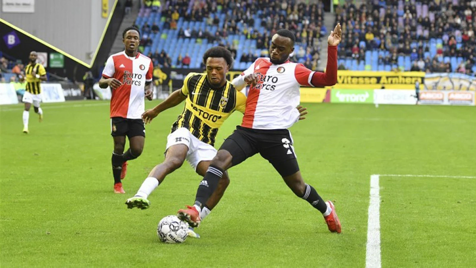 Feyenoord verliest van Vitesse en weet niet te profiteren van misstap Ajax