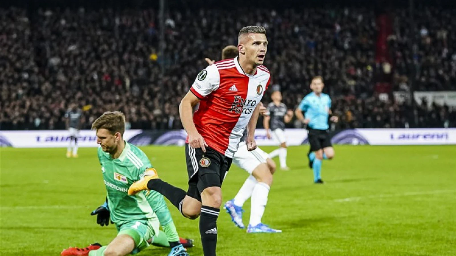 TWEET | Feyenoord grapt na doelpunt Linssen over doelpunt van de maand