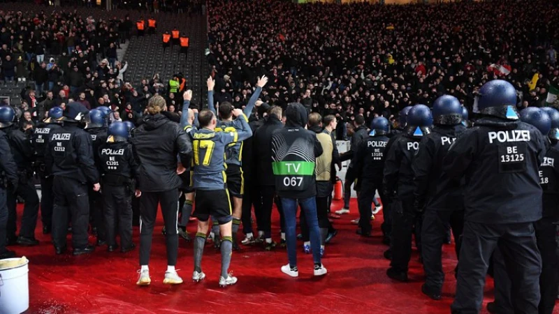 VIDEO | Prachtige beelden van spanning bij spelers langs de kant tijdens laatste minuten in Berlijn