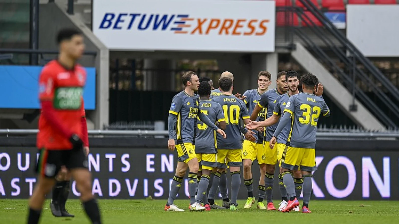 STAND | Feyenoord blijft derde na ruime overwinning