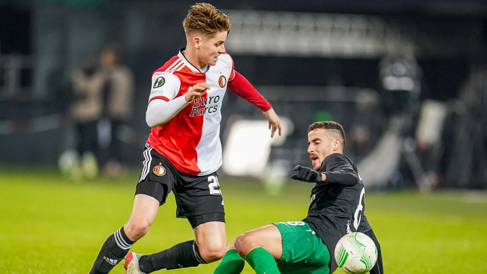 'Feyenoord hoopt binnen twee weken contract verdediger te verlengen'