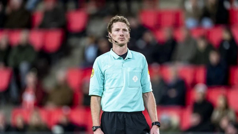 Martin van den Kerkhof scheidsrechter tijdens wedstrijd tussen PEC Zwolle en Feyenoord
