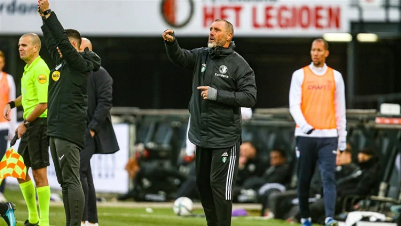 De Wolf, Hulshoff en Van Persie op de bank tijdens wedstrijd tegen FK Partizan
