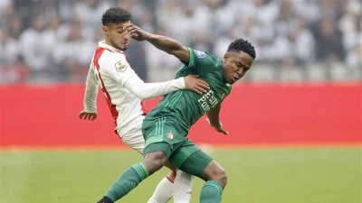 Ongelukkig Feyenoord verliest in slotfase van Ajax
