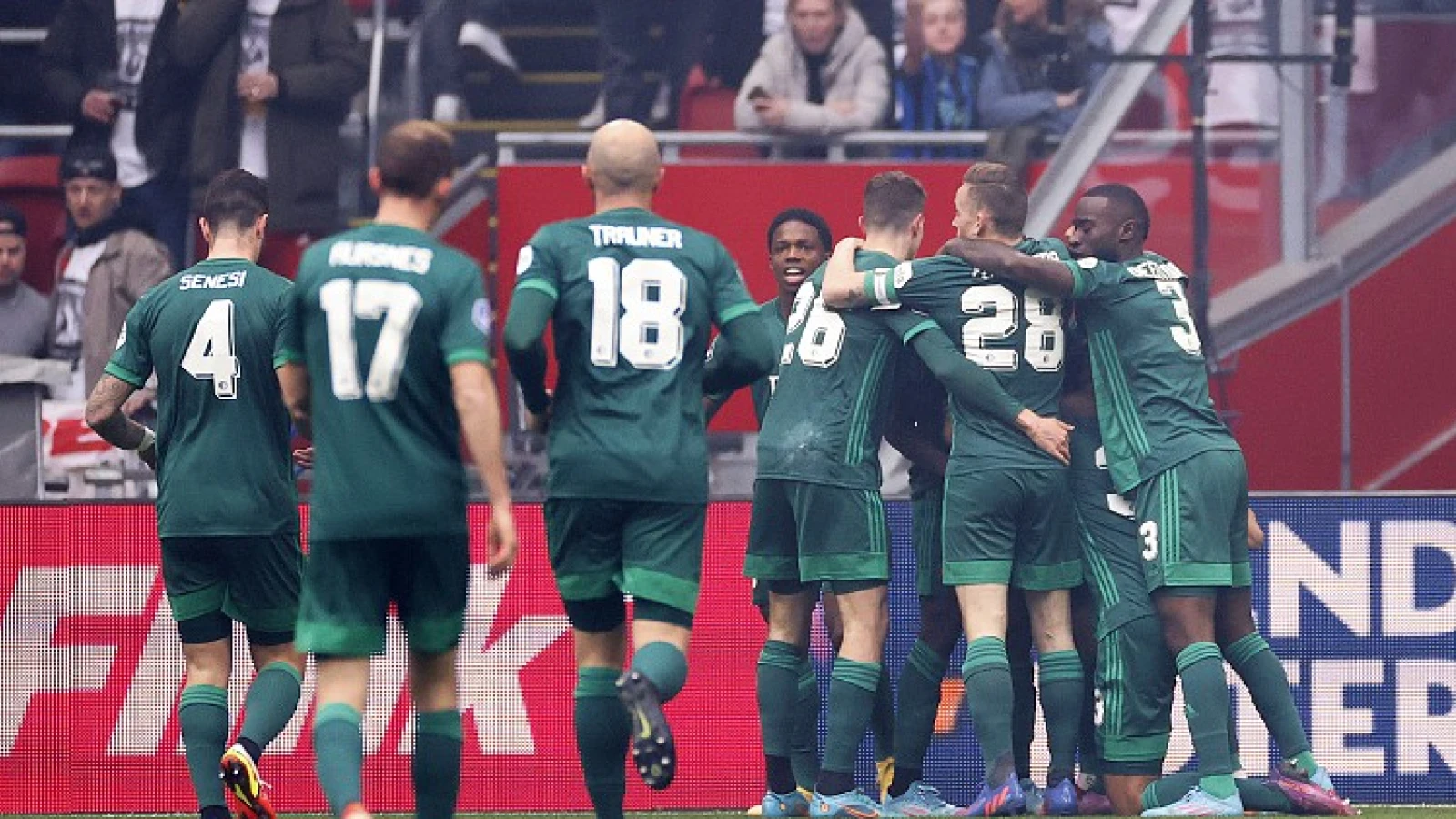 STAND | Feyenoord blijft derde na verlies tegen Ajax