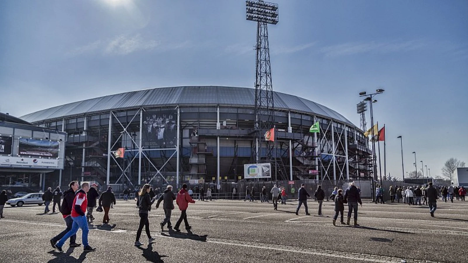 LET OP | Trappen rondom De Kuip spekglad