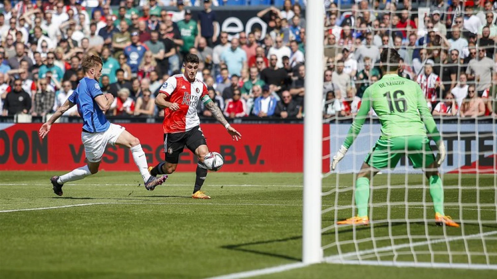 Marcos Senesi geblesseerd van het veld in wedstrijd tegen FC Utrecht