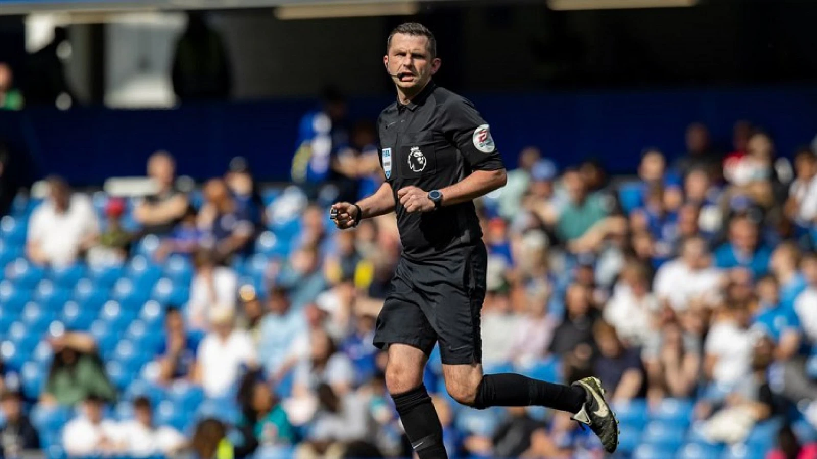 Michael Oliver scheidsrechter tijdens wedstrijd tussen Feyenoord en Olympique Marseille