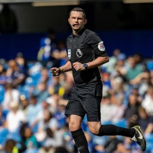 Michael Oliver scheidsrechter tijdens wedstrijd tussen Feyenoord en Olympique Marseille