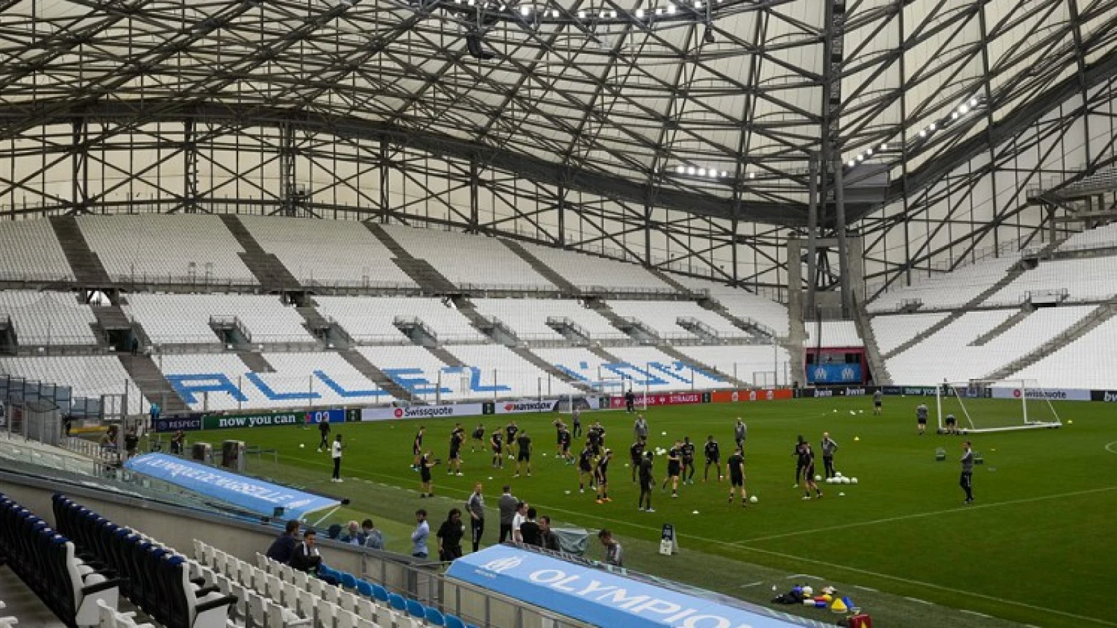 VIDEO | Verkeerde logo Feyenoord wordt getoond in stadion Olympique Marseille