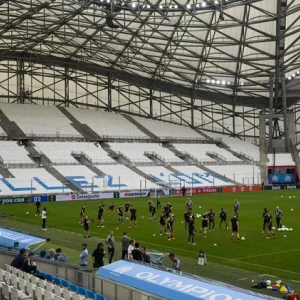 VIDEO | Verkeerde logo Feyenoord wordt getoond in stadion Olympique Marseille