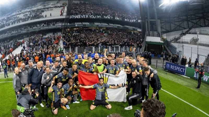 VIDEO | Groots onthaal voor Feyenoord bij aankomst in Rotterdam