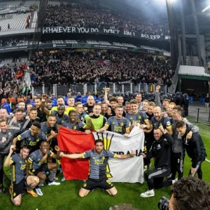 VIDEO | Groots onthaal voor Feyenoord bij aankomst in Rotterdam