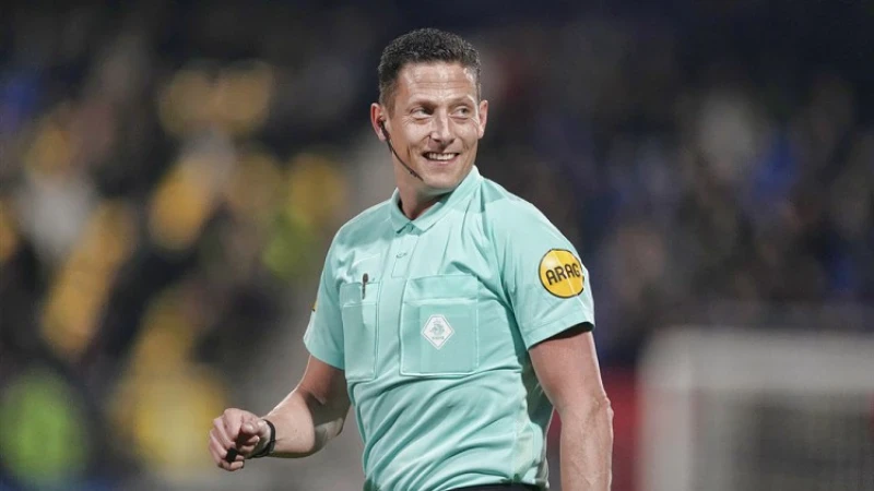 Jeroen Manschot scheidsrechter tijdens wedstrijd tussen Feyenoord en FC Twente