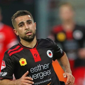 Marouan Azarkan moet per brancard geblesseerd van het veld in wedstrijd tegen Heracles Almelo