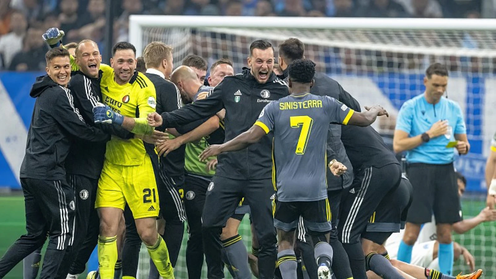 VIDEO | Kijkje in de kleedkamer van Feyenoord voor de finale