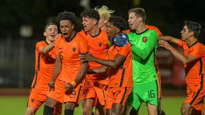 Oranje Onder 17 bereikt EK-finale na strafschoppen