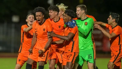 Oranje Onder 17 bereikt EK-finale na strafschoppen