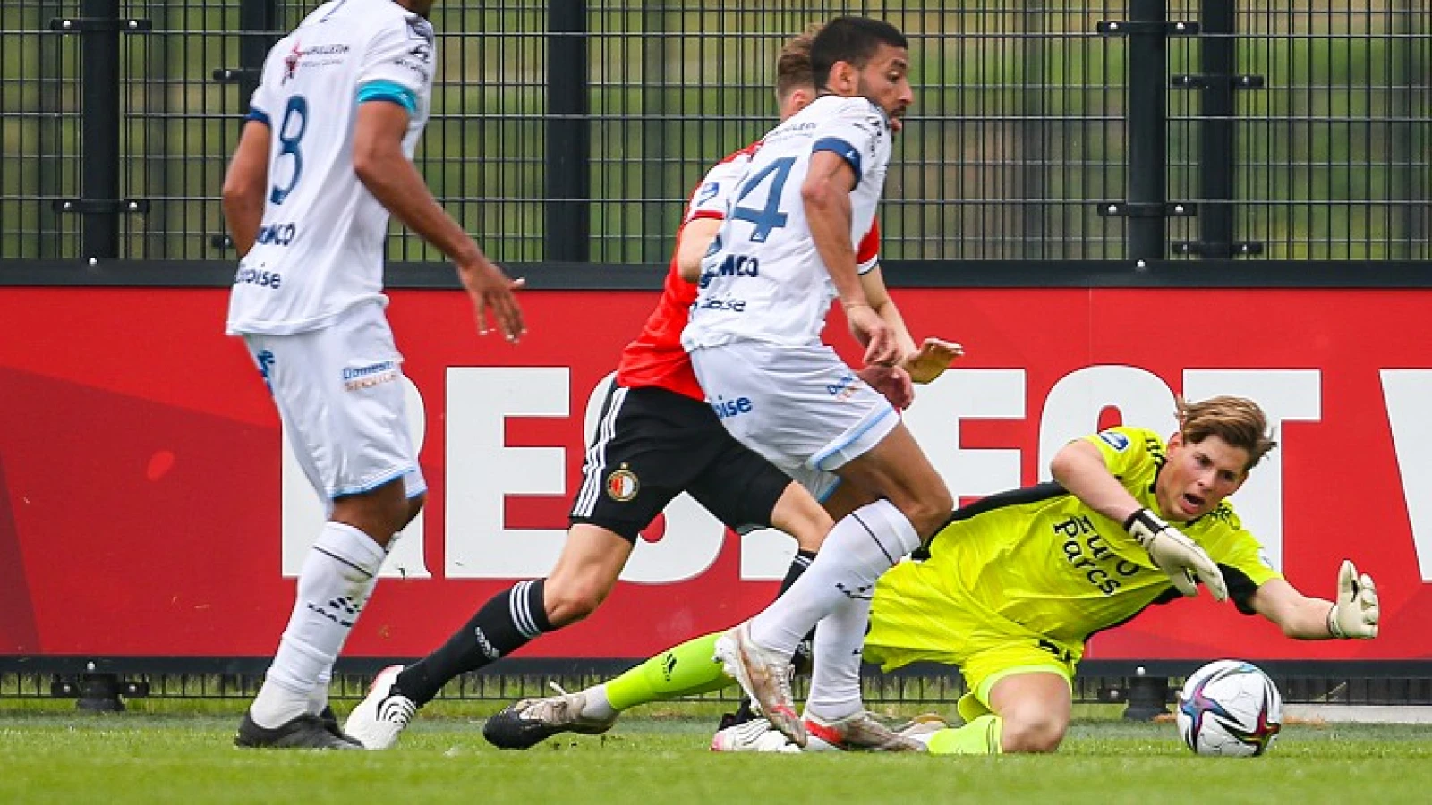 OFFICIEEL | Feyenoord verlengt contract Remie met een jaar