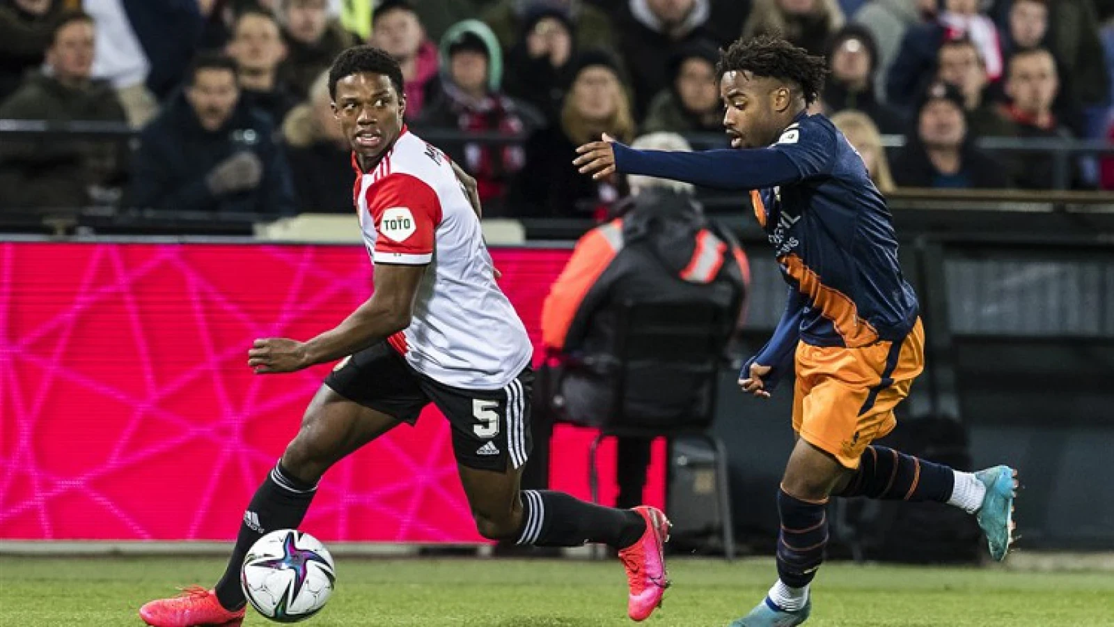 'Malacia gaat voor Feyenoord begrippen bij Manchester United spelen met speciaal rugnummer'