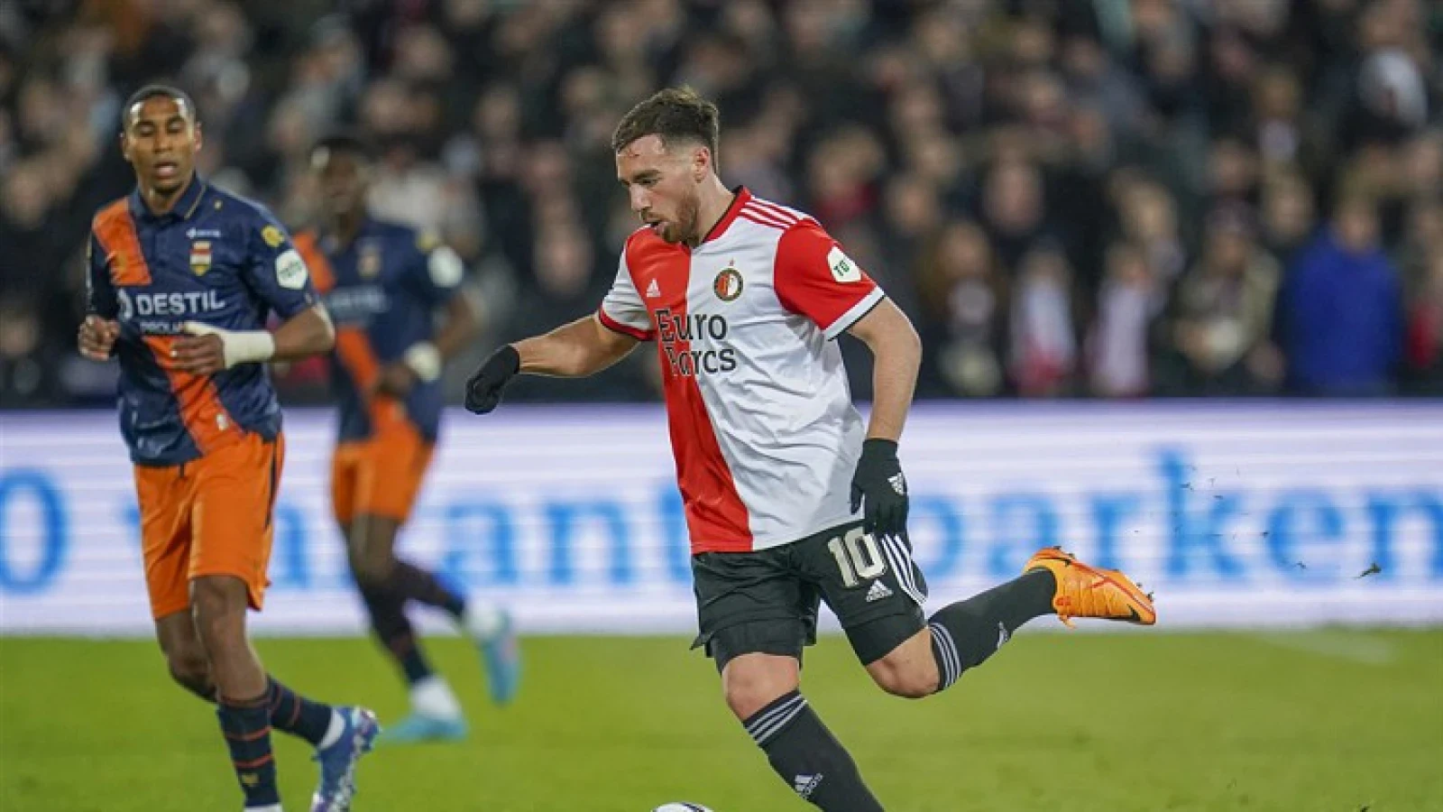 Kökçü: 'Voor nu speelt er nog niks en ben ik gewoon bij Feyenoord'
