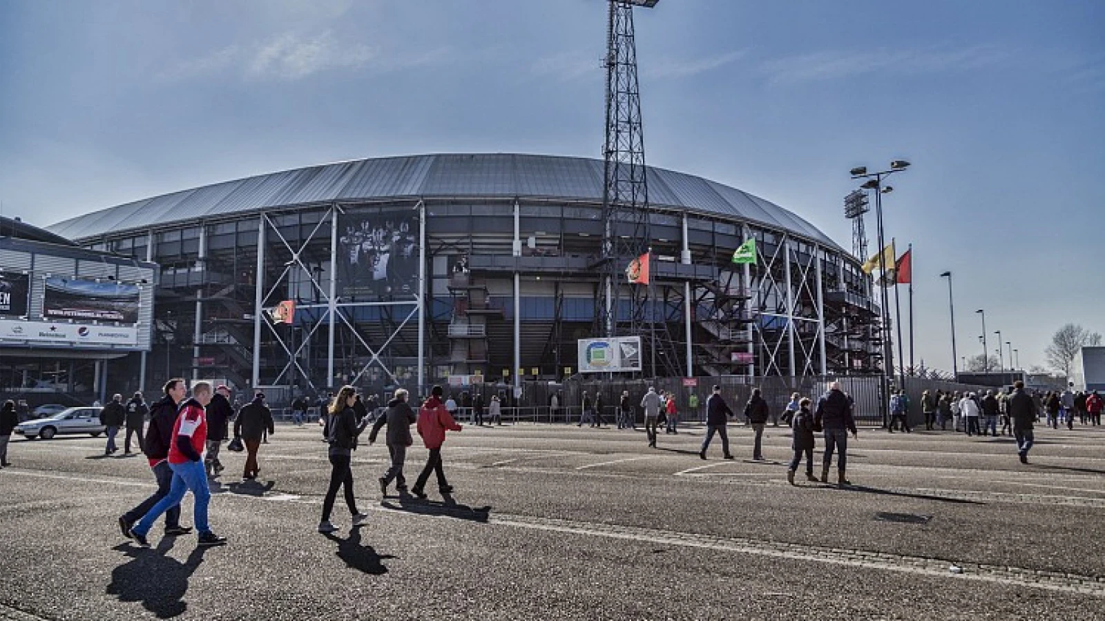 VIDEO | Hongaarse supporter leert Nederlands om Feyenoord beter te volgen