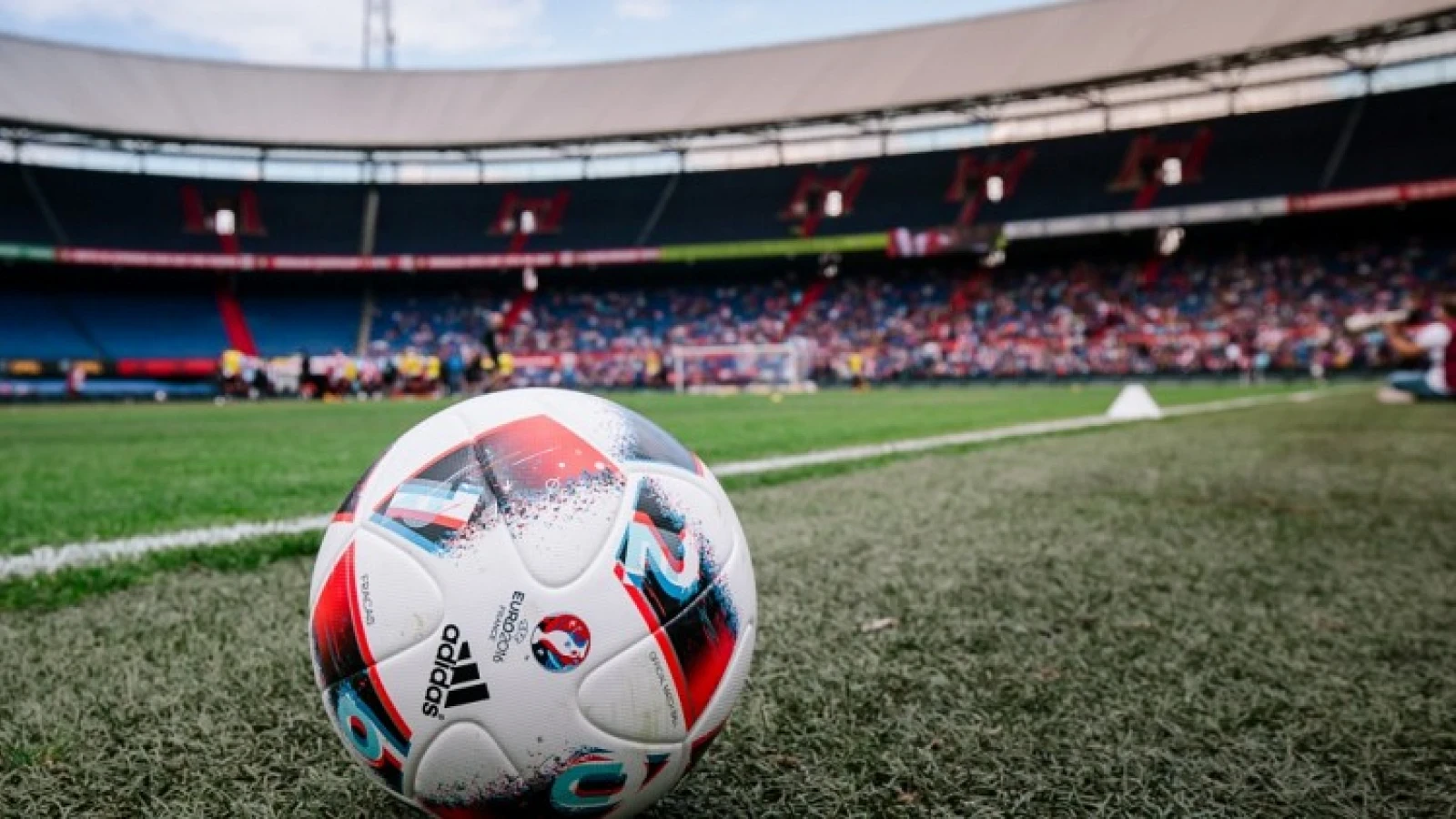 Feyenoord wint traditionele openingswedstrijd van Valencia