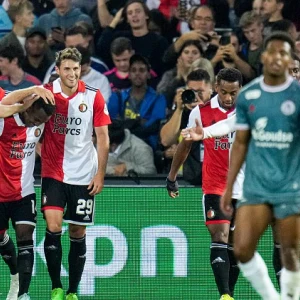 Driessen wijst winnaar spitsenstrijd aan: 'Hij is veel hongeriger voor de goal'