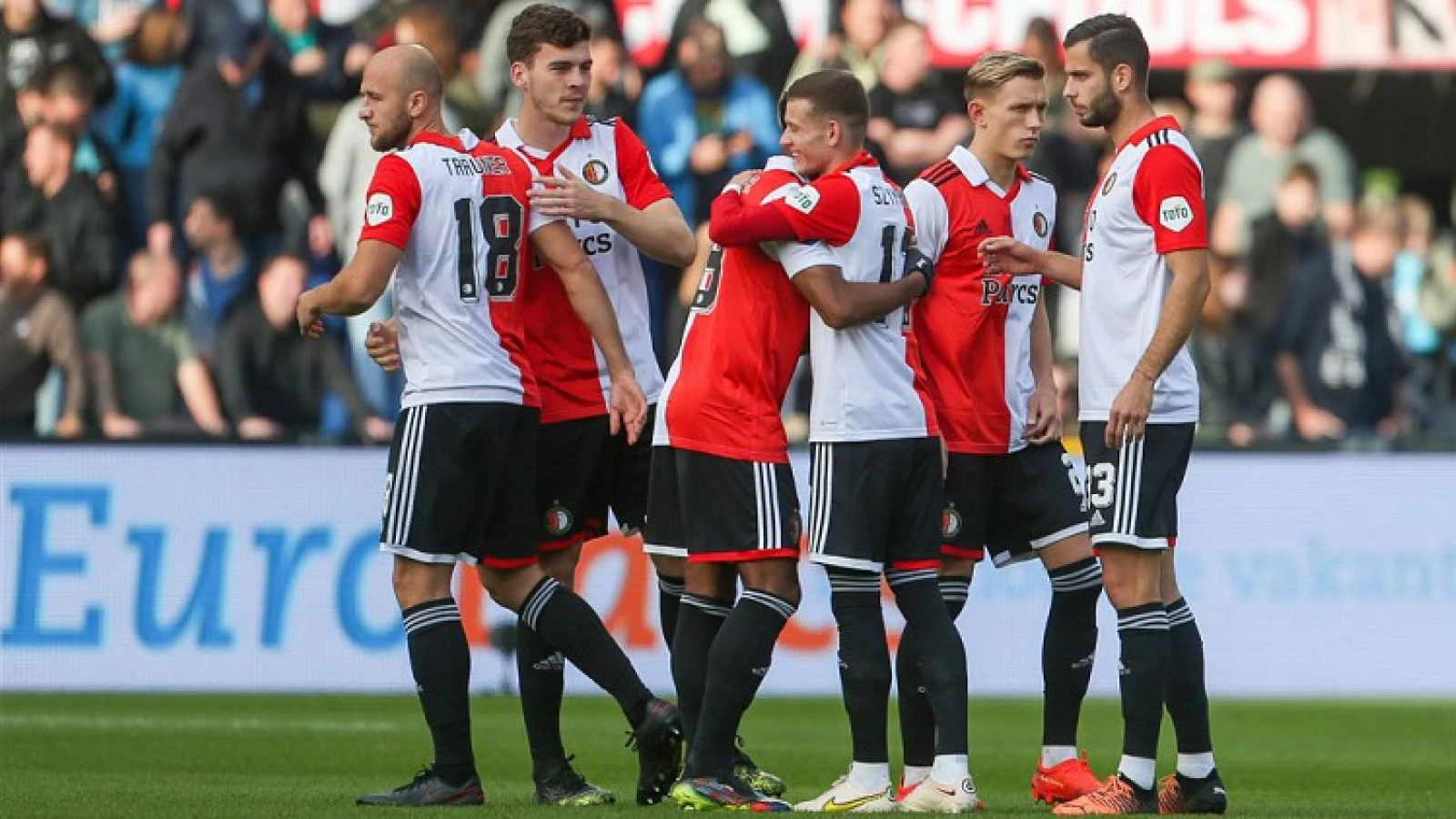 STAND | Feyenoord loopt een punt in op PSV