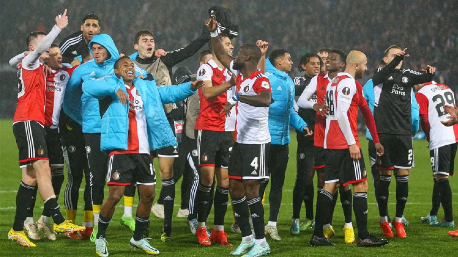 VIDEO | Spelers vieren feest op het veld na laatste fluitsignaal