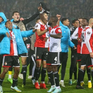 VIDEO | Spelers vieren feest op het veld na laatste fluitsignaal