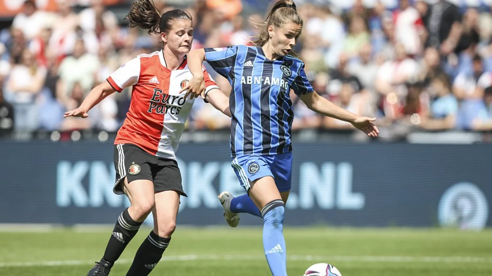 Feyenoord Vrouwen 1 verliest op Varkenoord van Ajax Vrouwen