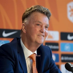 Van Gaal: 'Nu heb ik gewoon de spelers een nummer gegeven die past bij hun leeftijd'