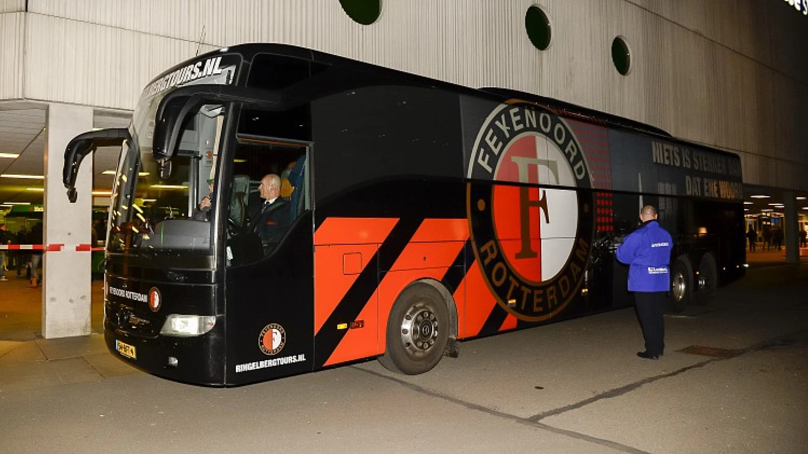 Spelersbus Feyenoord krijgt nieuwe look