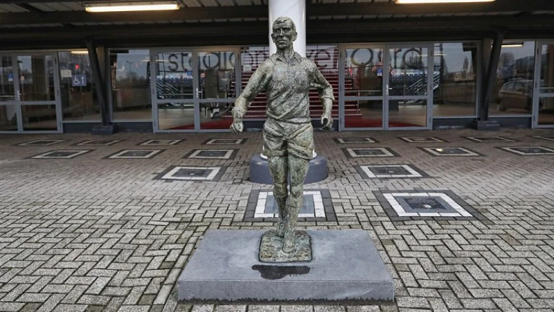 De Kuip op 4 januari open voor bezoek aan standbeeld en Coen Moulijn-tegels